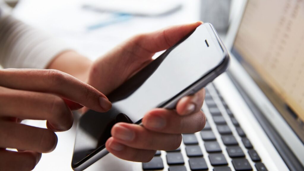 Mano che regge uno smartphone