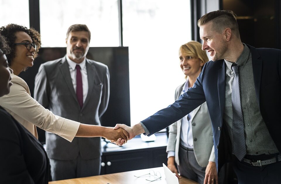 Persone in contesto lavorativo che si stringono la mano