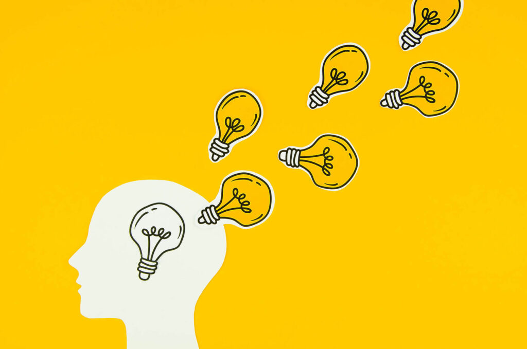 lampadine che escono dalla mente come idee