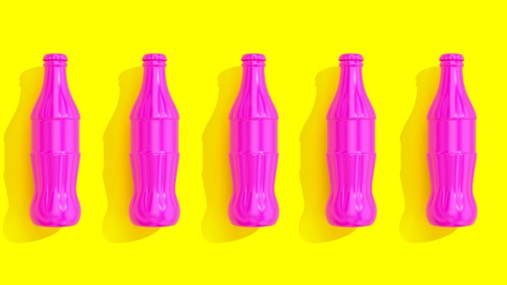 5 bottiglie di coca cola rosa su fondo giallo