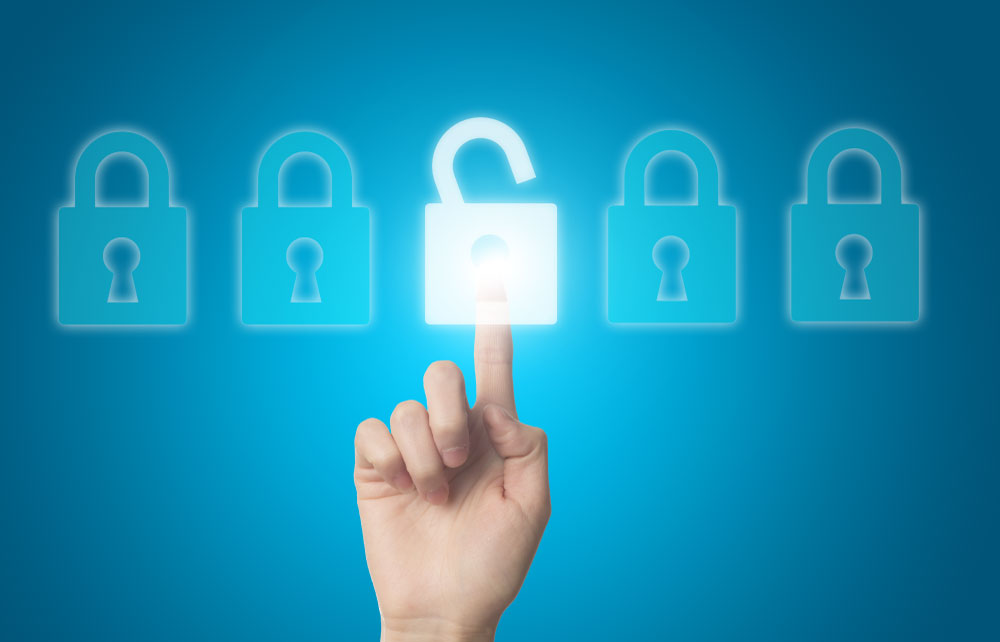 dito che sblocca un lucchetto, tra altri lucchetti chiusi