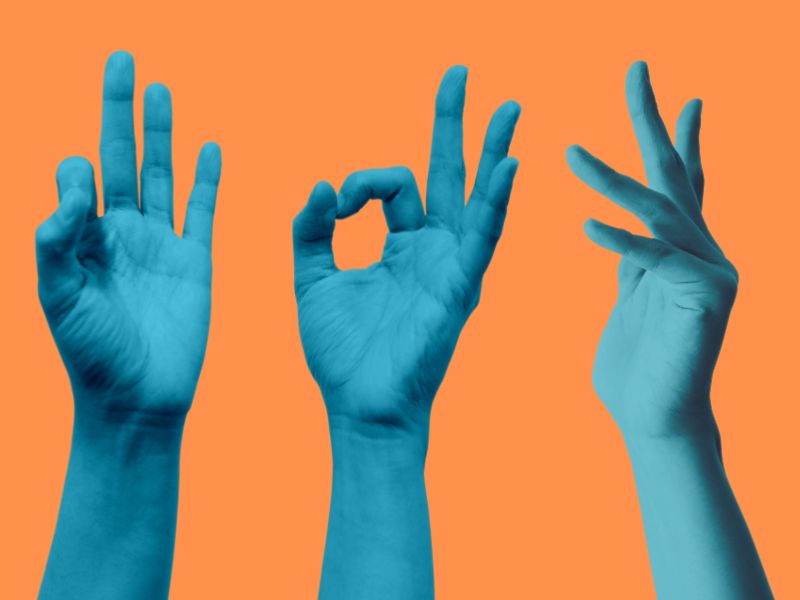 Mani che fanno dei gesti non verbali